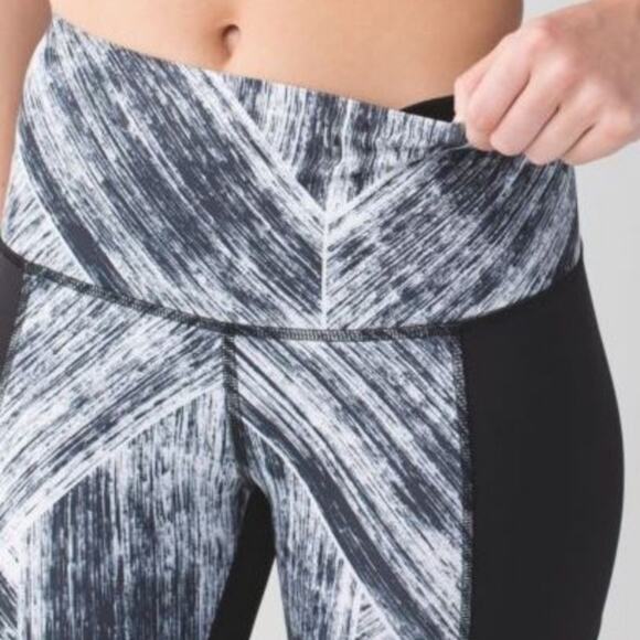Lululemon - Hot To Street Crop - Heat Wave White/Black pattern with Black Mesh - Picture 3 of 12